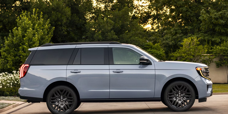 The side profile of the 2026 Ford Expedition parked in New Hudson, MI 