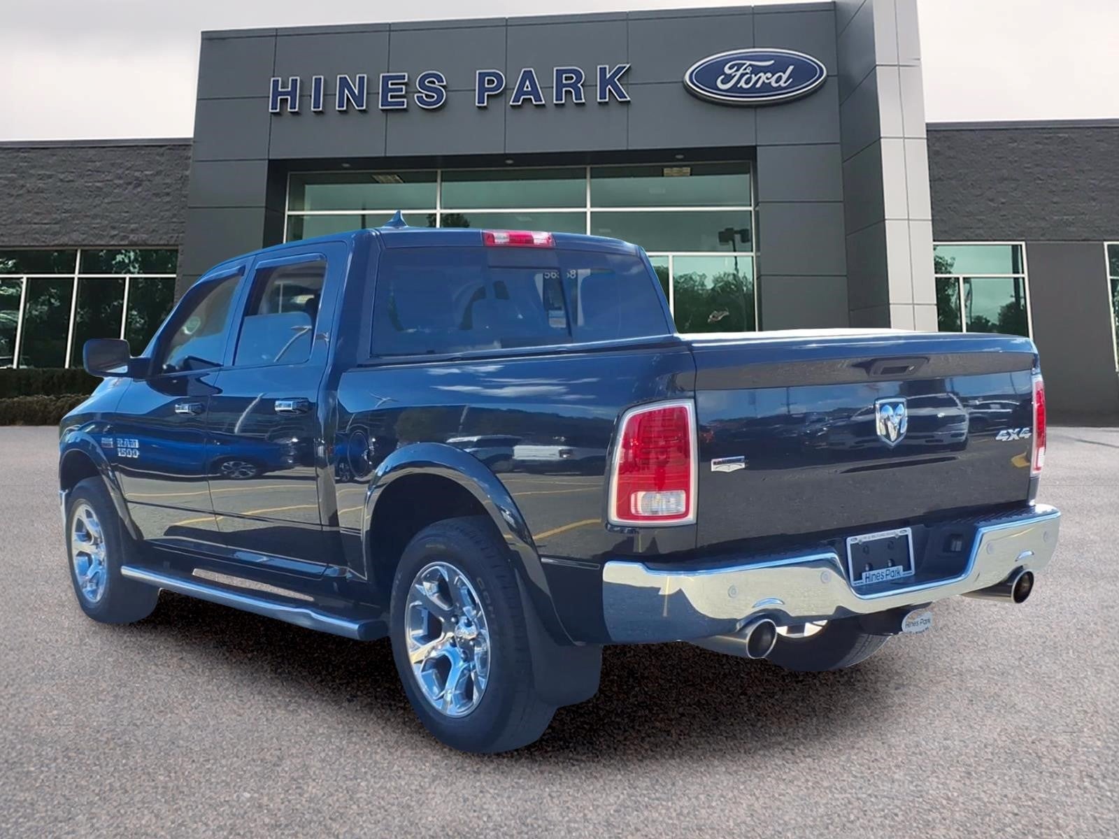 2016 RAM 1500 4x4 Laramie 4dr Crew Cab 5.5 ft. SB Pickup